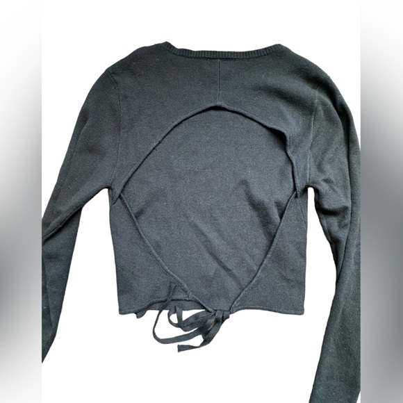 Le Lis Cropped Open Back Tie Sweater - Picture 3 of 6